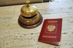 pasaporte ruso en recepción hotel